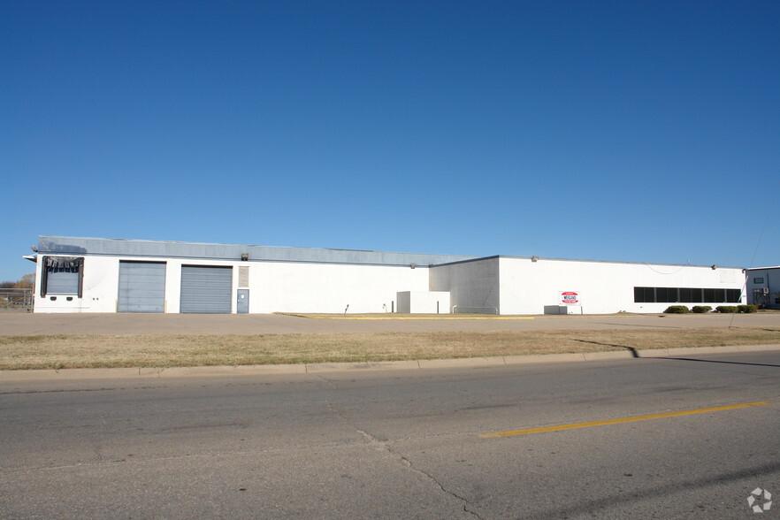 2118 W Harry St, Wichita, KS for lease - Primary Photo - Image 1 of 4