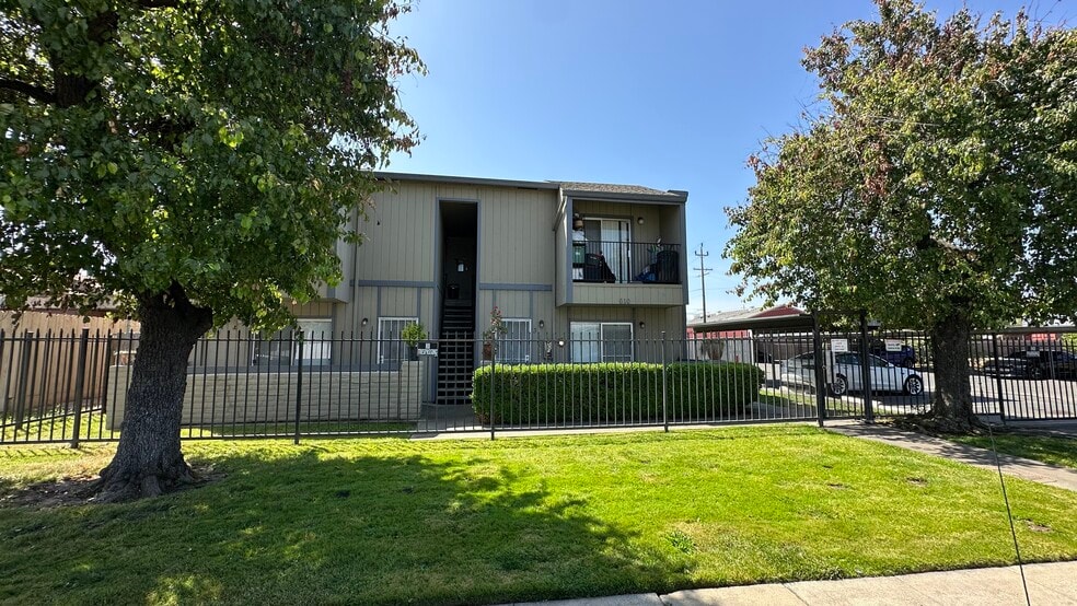 610 E Pine St, Lodi, CA for sale - Building Photo - Image 1 of 19