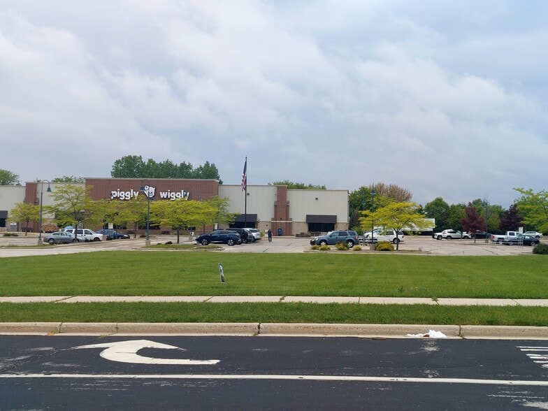 1334 Memorial Dr, Watertown, WI for sale - Building Photo - Image 1 of 4