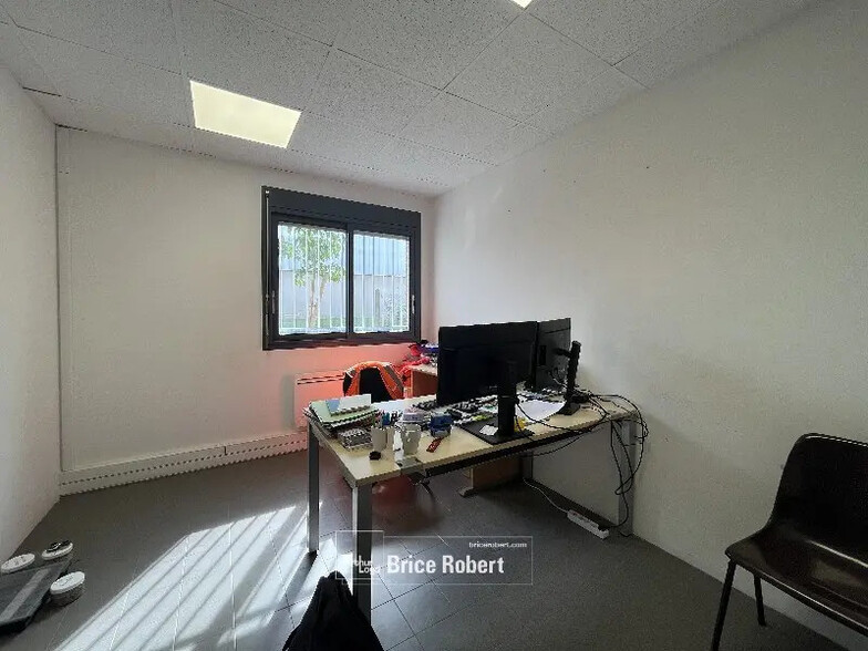 Office in Chassieu for lease - Interior Photo - Image 3 of 4