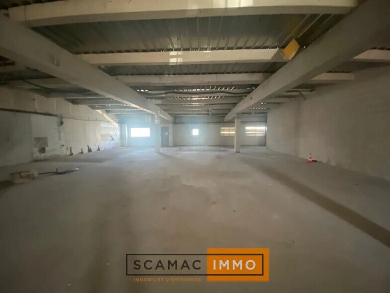 Retail in Vitrolles for lease - Building Photo - Image 3 of 5