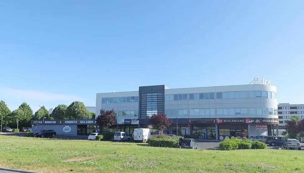 Retail in Chasseneuil-du-Poitou for lease Building Photo- Image 1 of 3