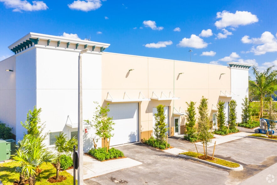 7451 Riviera Blvd, Miramar, FL for lease - Primary Photo - Image 3 of 3
