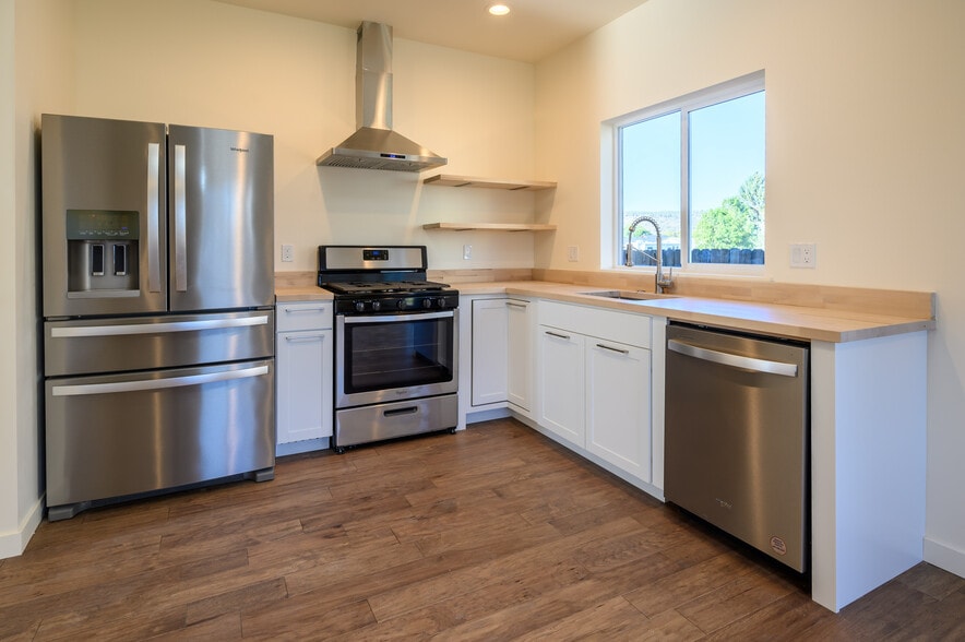 1315 Pinkard, Prineville, OR for sale - Building Photo - Image 2 of 17