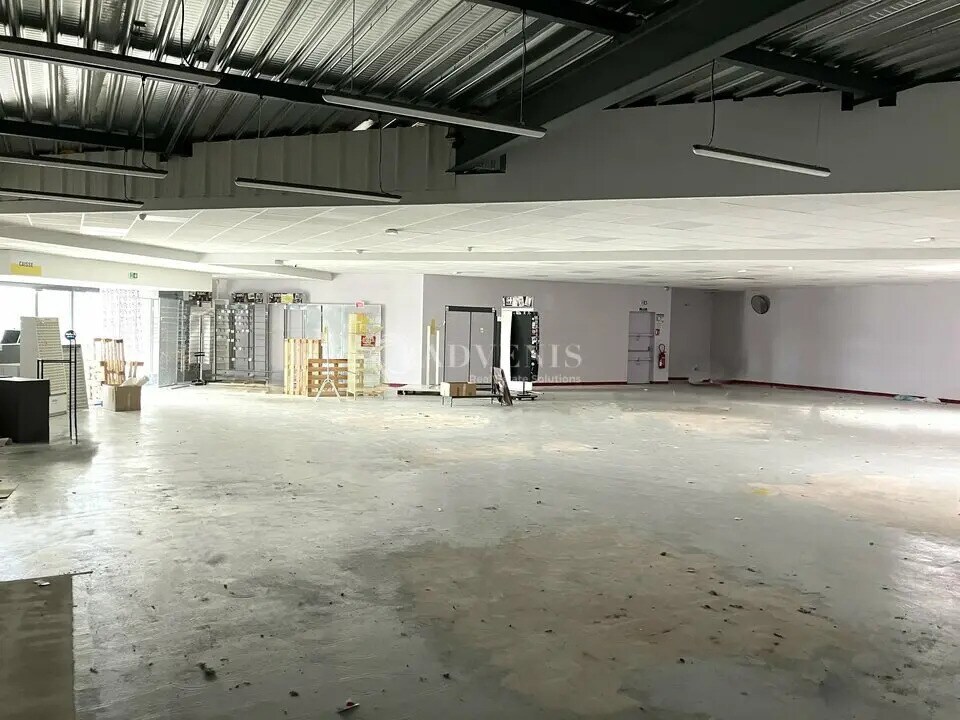 Retail in Saint-Germain-du-Puy for lease Interior Photo- Image 1 of 4