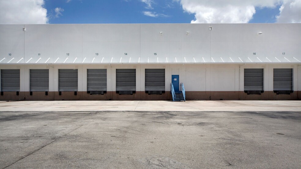 6703 NW 7th St, Miami, FL for lease - Building Photo - Image 2 of 12