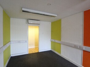 Freightliner Rd, Hull for lease Interior Photo- Image 2 of 4