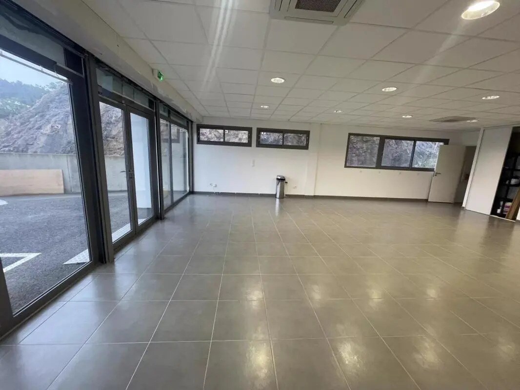 Office in Saint-Raphaël for lease Interior Photo- Image 1 of 9