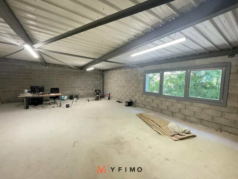 Flex in Boinvilliers for lease - Interior Photo - Image 3 of 5