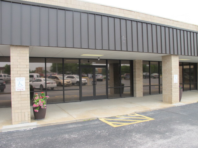 3010-3050 S National, Springfield, MO 65804 - Montclair Centre | LoopNet