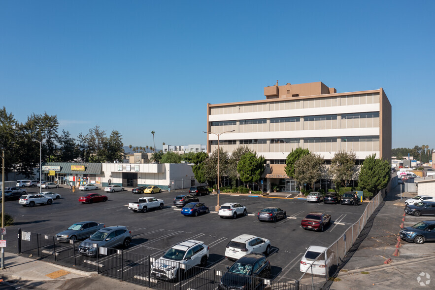 6851 Lennox Ave, Van Nuys, CA for lease - Building Photo - Image 3 of 14