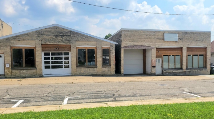 242 - 244 W Edgewater St portfolio of 2 properties for sale on LoopNet.com - Primary Photo - Image 2 of 2