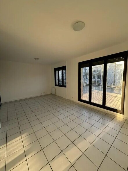 Office in Conflans-Sainte-Honorine for lease - Interior Photo - Image 3 of 8