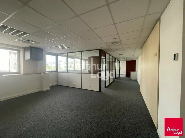 Office in Saint-Grégoire for lease - Interior Photo - Image 2 of 5