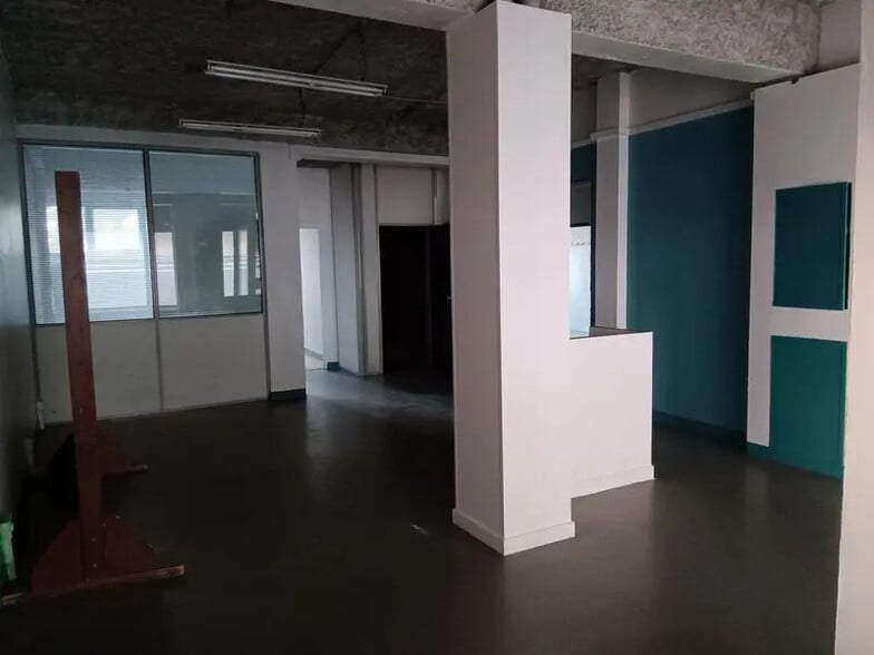 Office in Lyon for lease - Building Photo - Image 3 of 8