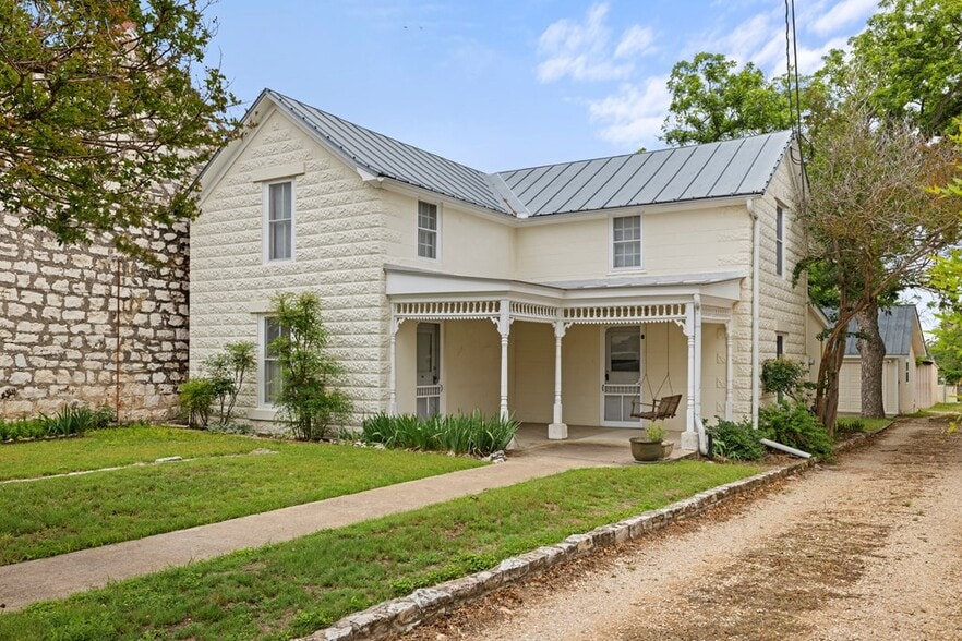 421 W Main St, Fredericksburg, TX for sale - Primary Photo - Image 1 of 16
