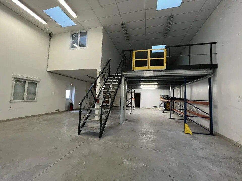 Location Local d'activités 211 m² - Photo 1