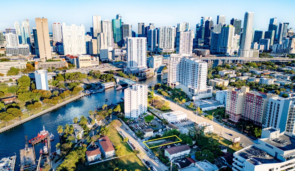 542 NW 1st St, Miami, FL for lease - Building Photo - Image 2 of 4