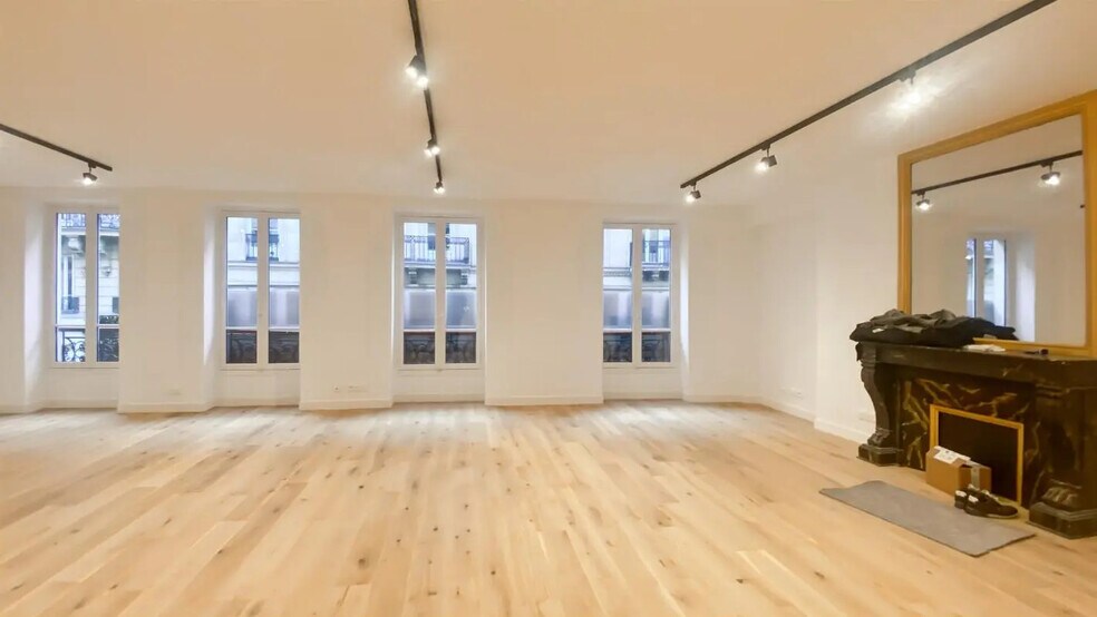 Office in Paris for lease - Building Photo - Image 2 of 5