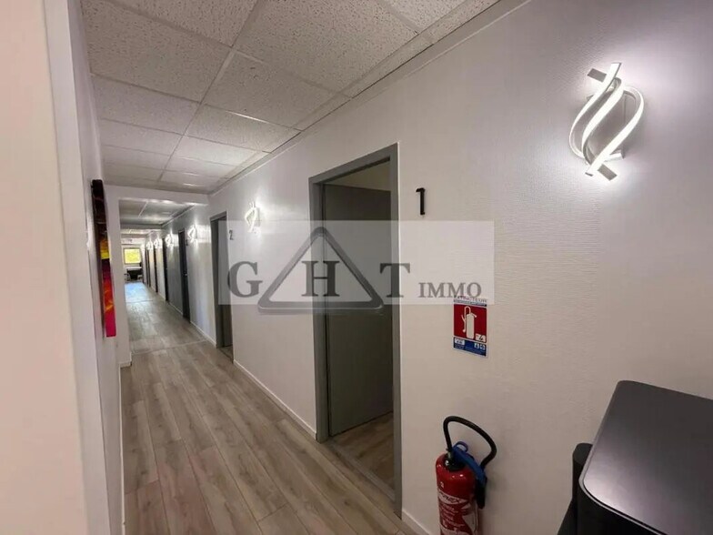 Office in Marcoussis for lease - Interior Photo - Image 2 of 5