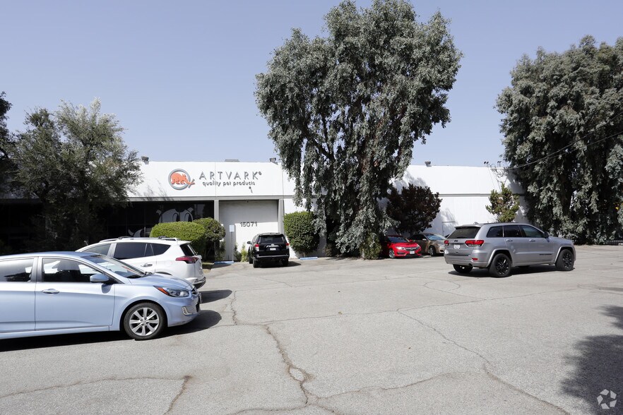 15071-15073 Keswick St, Van Nuys, CA for lease - Building Photo - Image 3 of 5