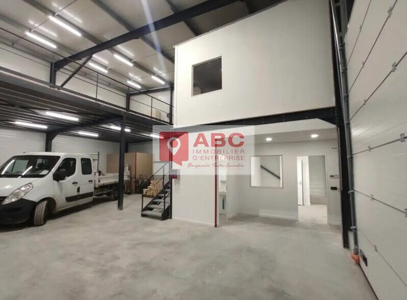 Flex in Vendargues for lease - Interior Photo - Image 2 of 4