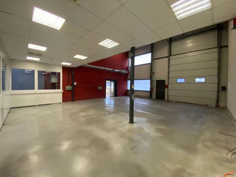 Flex in Oullins for lease - Interior Photo - Image 3 of 8