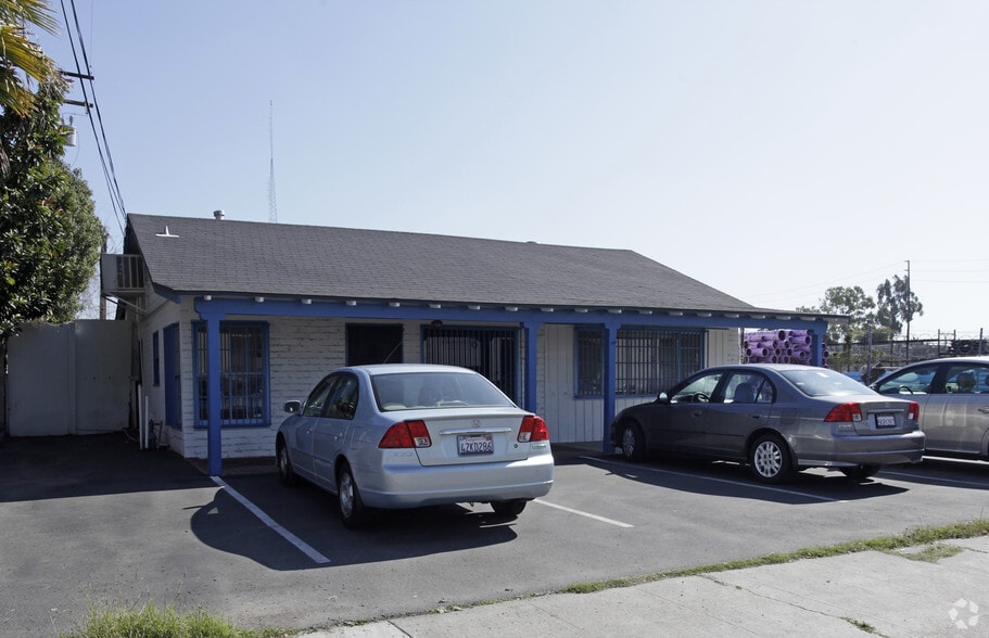 1315-1317 N Santiago St, Santa Ana, CA for lease - Building Photo - Image 2 of 5