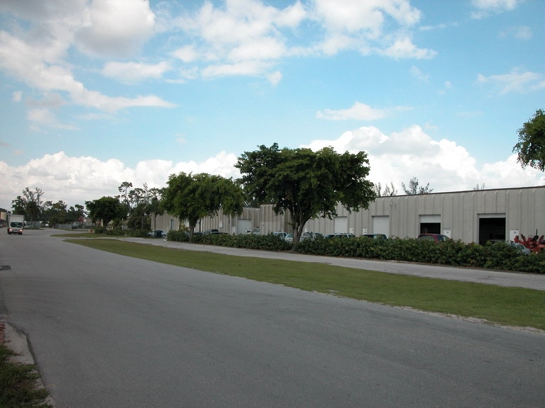7233 Southern Blvd, West Palm Beach, FL for lease - Building Photo - Image 2 of 2