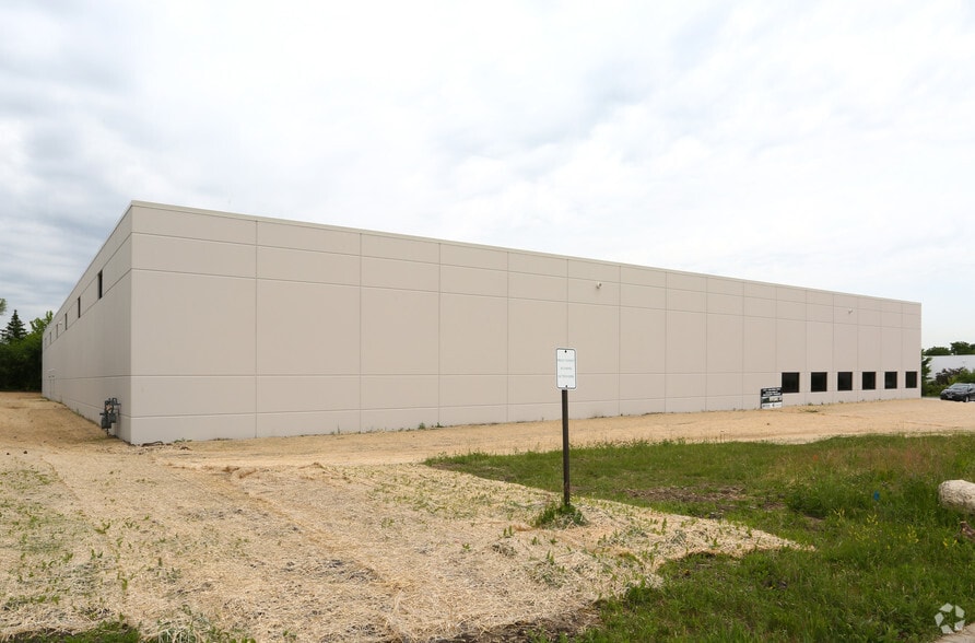 1370-1380 Ensell Rd, Lake Zurich, IL for lease - Building Photo - Image 3 of 5
