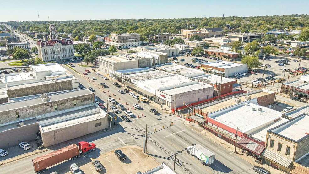 203 N Main St, Weatherford, TX for lease - Building Photo - Image 1 of 10