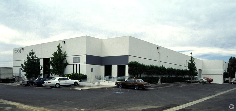 13200 Estrella Ave, Gardena, CA for lease - Primary Photo - Image 1 of 3