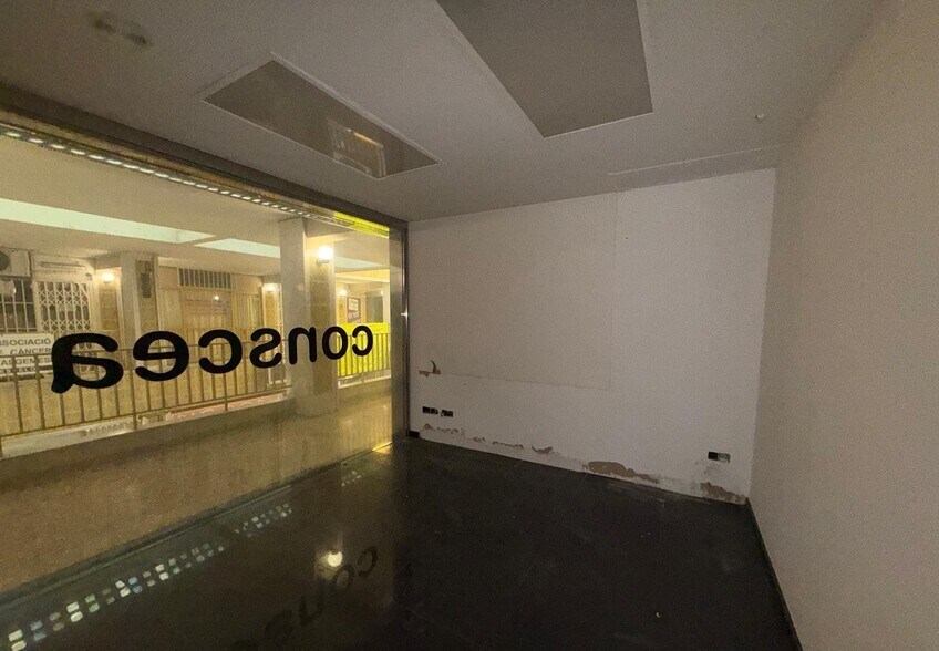 Retail in València for sale - Building Photo - Image 1 of 11