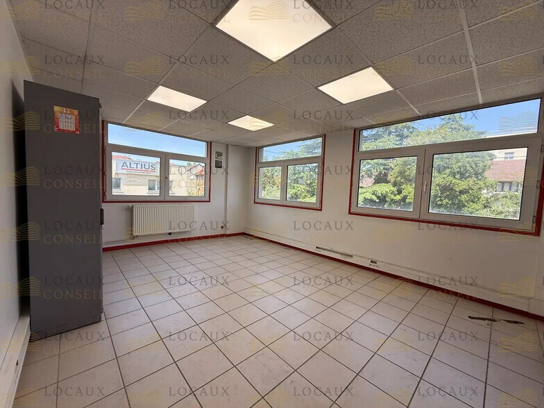 Office in Argenteuil for lease - Building Photo - Image 2 of 4