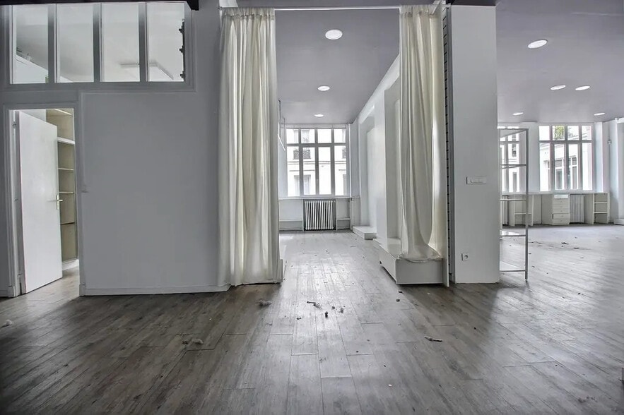 Office in Paris for lease - Building Photo - Image 3 of 11