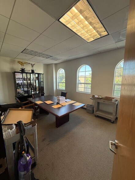 5018 Chesebro Rd, Agoura Hills, CA for sale - Interior Photo - Image 2 of 12