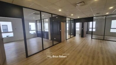 Office in Dardilly for lease Interior Photo- Image 2 of 5