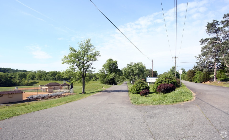 800 Bird St, Scottsville, VA for sale - Building Photo - Image 2 of 6