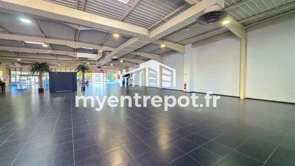 Flex in Martigues for lease - Interior Photo - Image 2 of 5