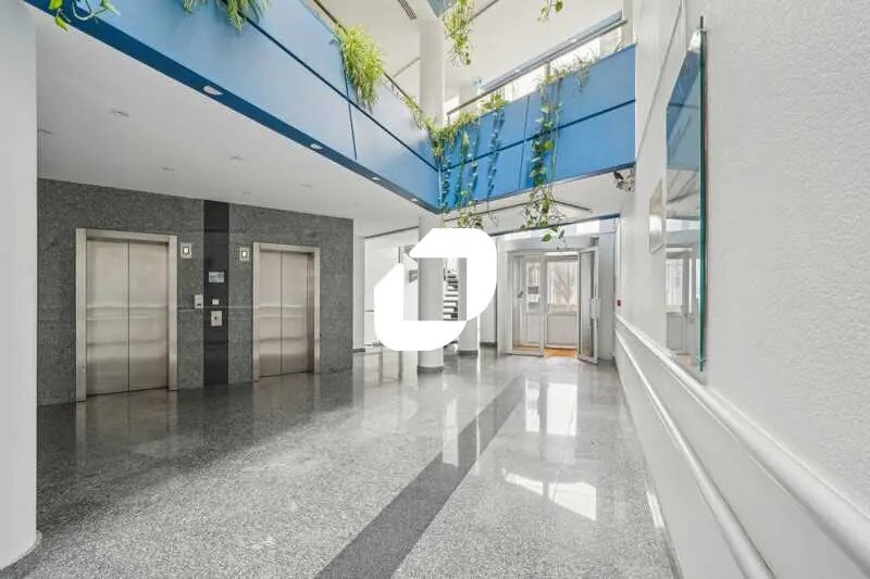 Office in Villepinte for sale - Lobby - Image 3 of 25