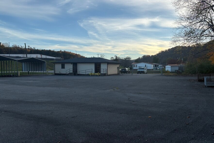 1255 Lakeside Dr, Jackson, KY for sale - Building Photo - Image 2 of 12