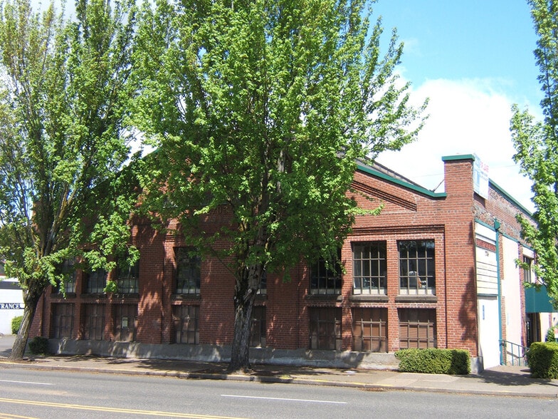 2705 E Burnside St, Portland, OR for lease - Building Photo - Image 1 of 5