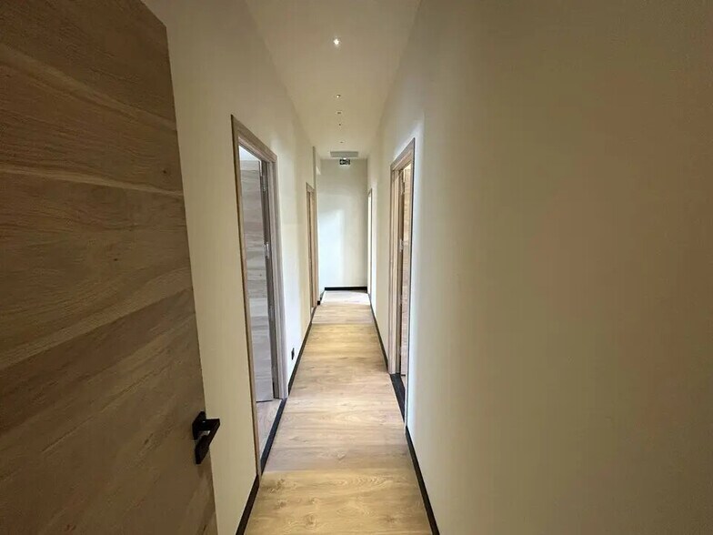 Office in Saint-Rémy-de-Provence for lease - Interior Photo - Image 2 of 6