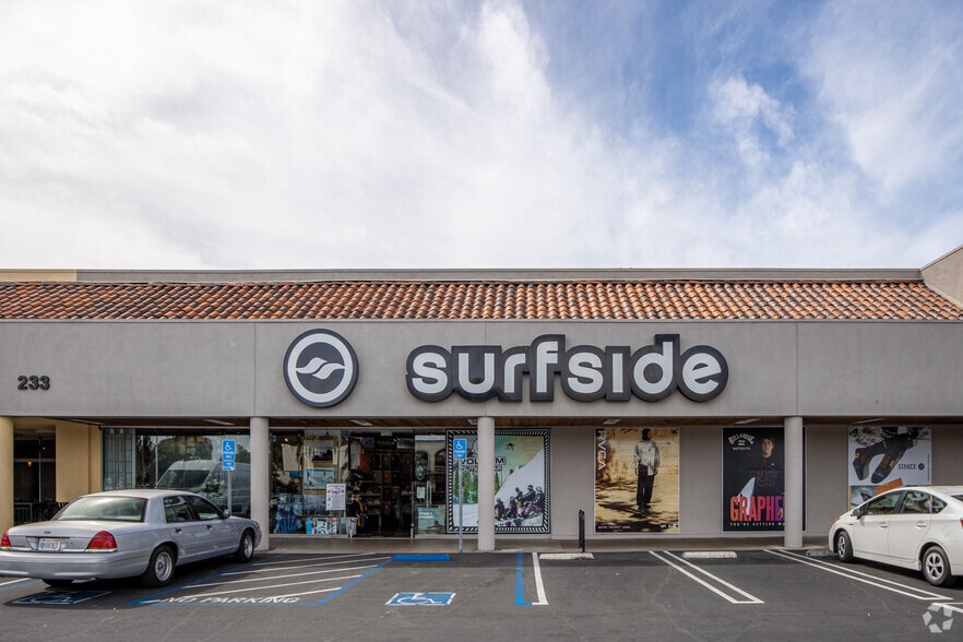 211-233 E 17th St, Costa Mesa, CA for lease - Building Photo - Image 3 of 3