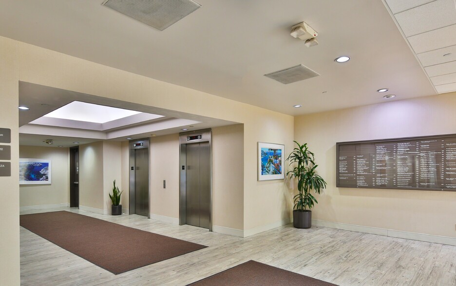 5525 Etiwanda Ave, Tarzana, CA for lease - Lobby - Image 3 of 3