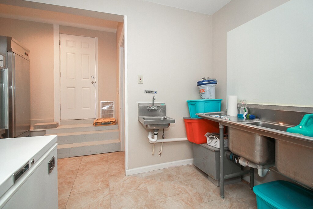 9814 Almira Ave, Cleveland, OH 44102