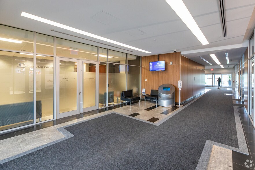 7025 Langer Dr, Mississauga, ON for lease - Lobby - Image 2 of 8
