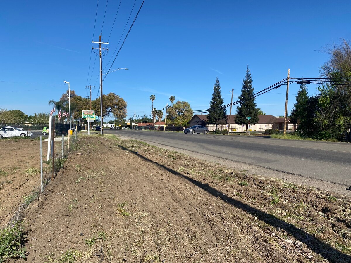 1665 E Mariposa Rd, Stockton, CA 95205