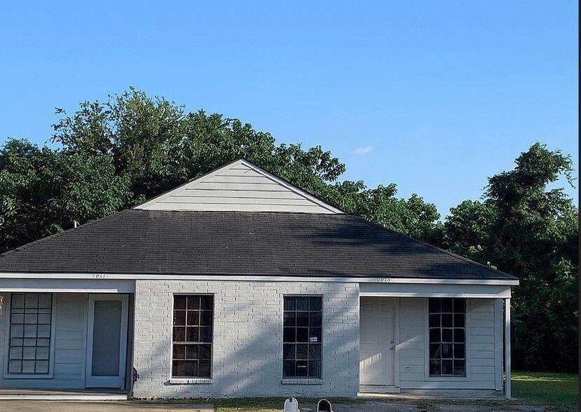 2041 Helm Dr, Baton Rouge, LA for sale - Primary Photo - Image 1 of 2