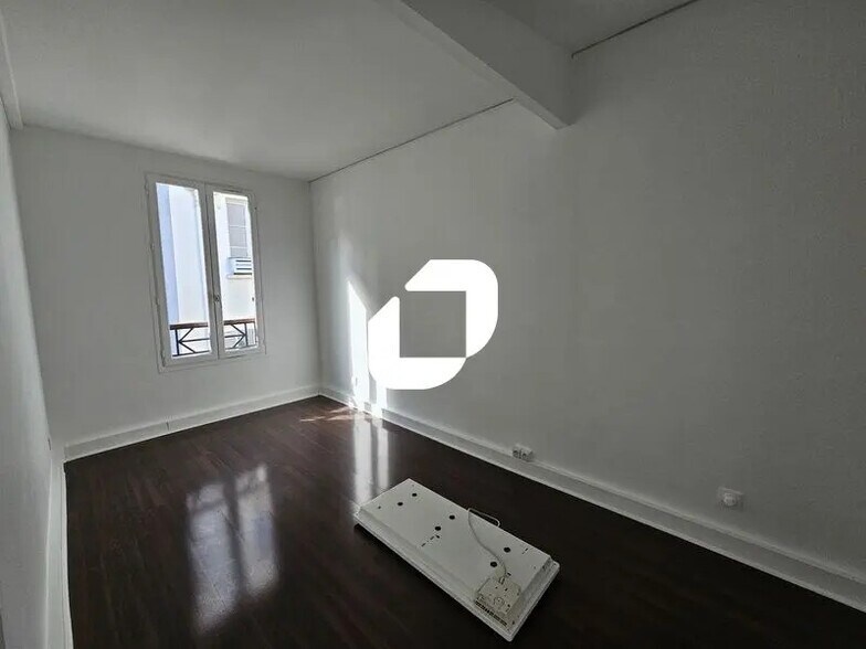 Office in Versailles for lease - Interior Photo - Image 2 of 9